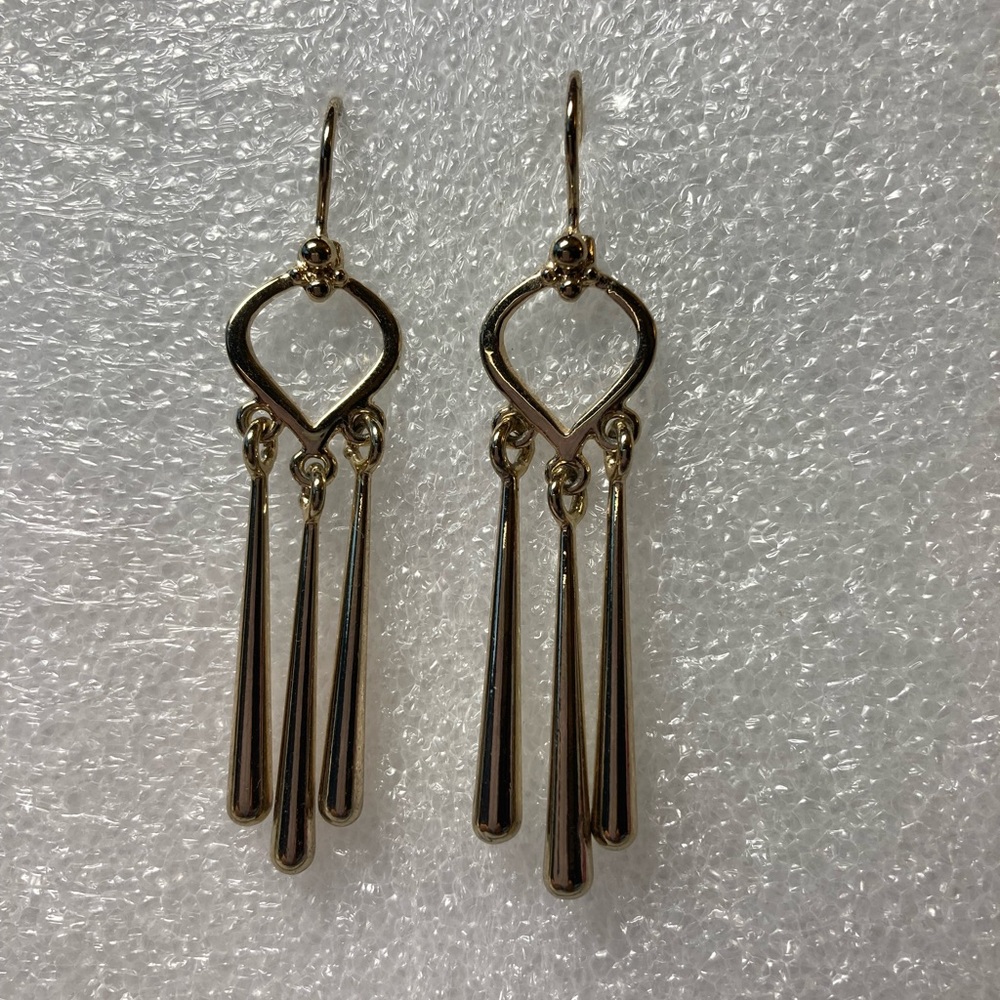 Gold tone earring with drop dangle